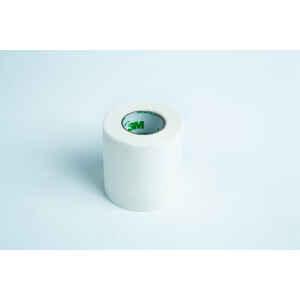 A roll of Micropore tape Mycology autoclavable breathable rests on a light blue background, ready for gentle and secure medical use.