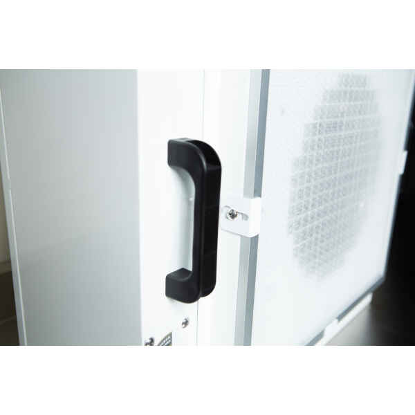 Close-up of a black handle on the Laminar Flow Hood HEPA Airfilter H14 with prefilter (60x60x35cm), with a white surface and mesh panel in the background.